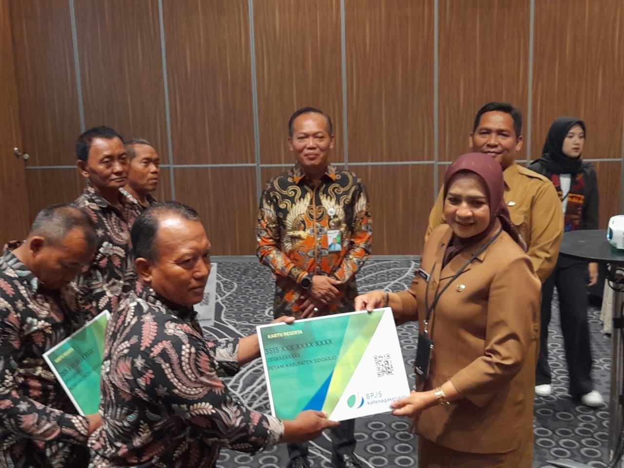 ANGGARAN: Kepala Dinas Tenaga Kerja Sidoarjo Ainun Amalia secara simbolis ikutkan petani menjadi peserta BPJS Ketenagakerjaan. (M SAIFUL ROHMAN/RADAR SIDOARJO)