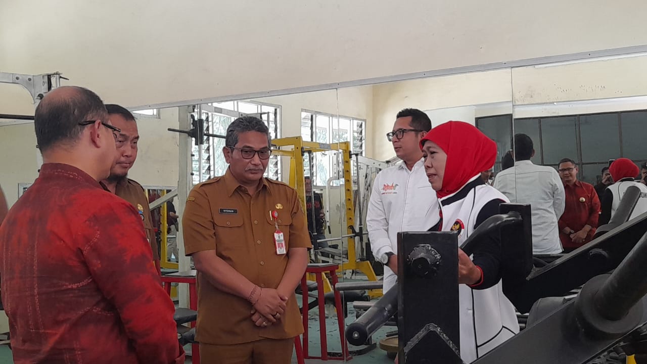 PRIORITAS: Gubernur Jawa Timur Khofifah Indar Parawansa saat meninjau fasilitas olahraga di SMANOR. (M SAIFUL ROHMAN/RADAR SIDOARJO)