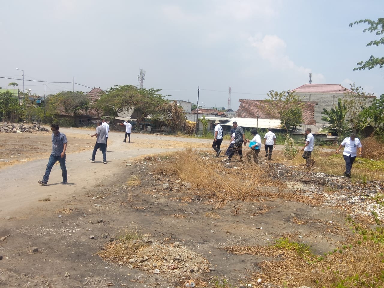 MEDIASI: BPN, Otoritas Bandara Juanda, ahli waris dan pihak desa saat mengecek lokasi tanah. (DIKY PUTRA SANSIRI/RADAR SIDOARJO)