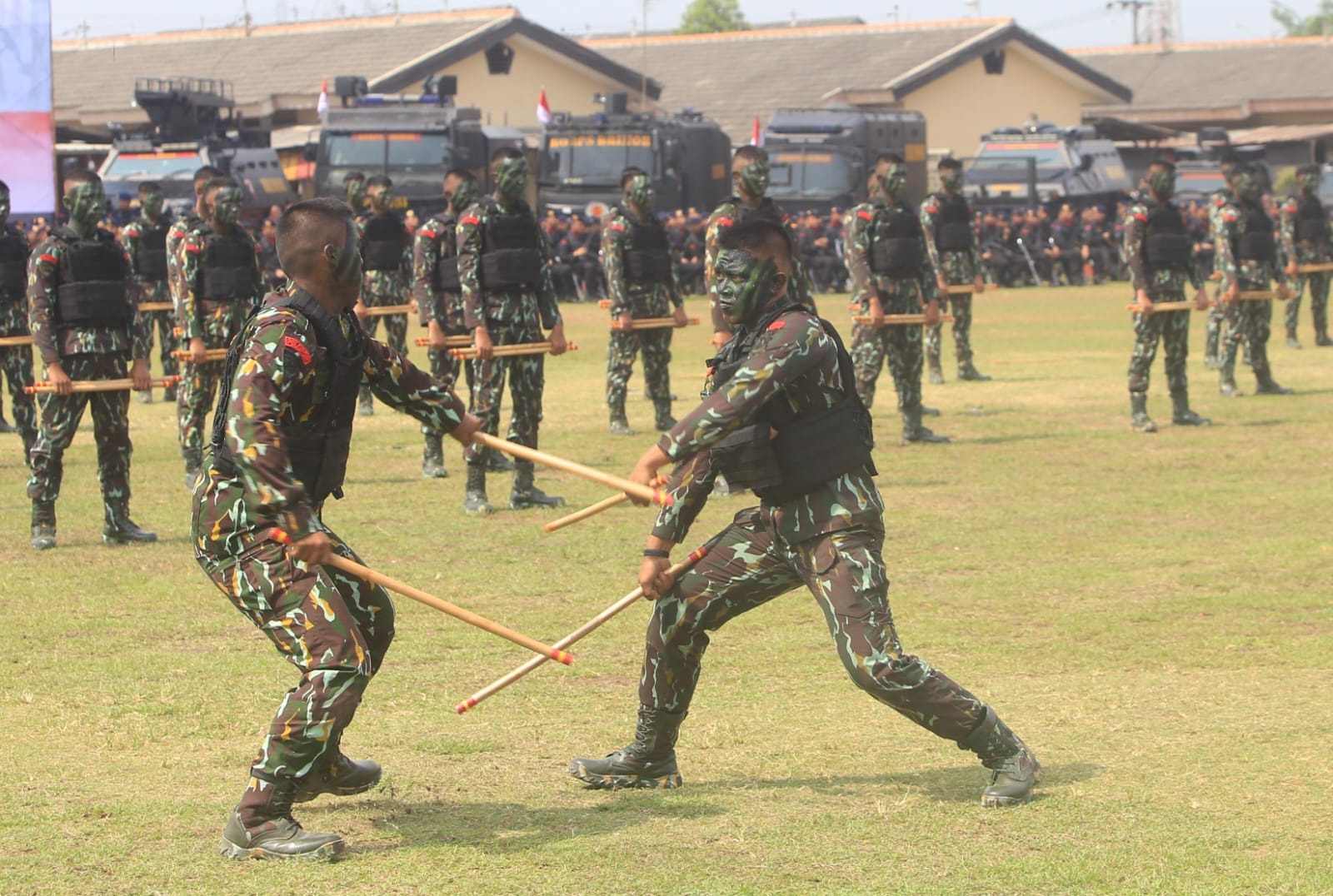 TANGKAS: Anggota Satuan Brigade Mobile Polda Jatim, Batalyon A Pelopor Kompi 3 saat memeragakan bela diri. (DIKY PUTRA SANSIRI/RADAR SIDOARJO)