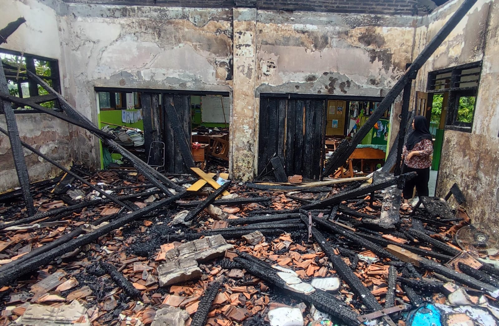 TAK TERSISA: Salah satu ruangan di SDN Jenggot yang ludes terbakar. (DIKY PUTRA SANSIRI/RADAR SIDOARJO)