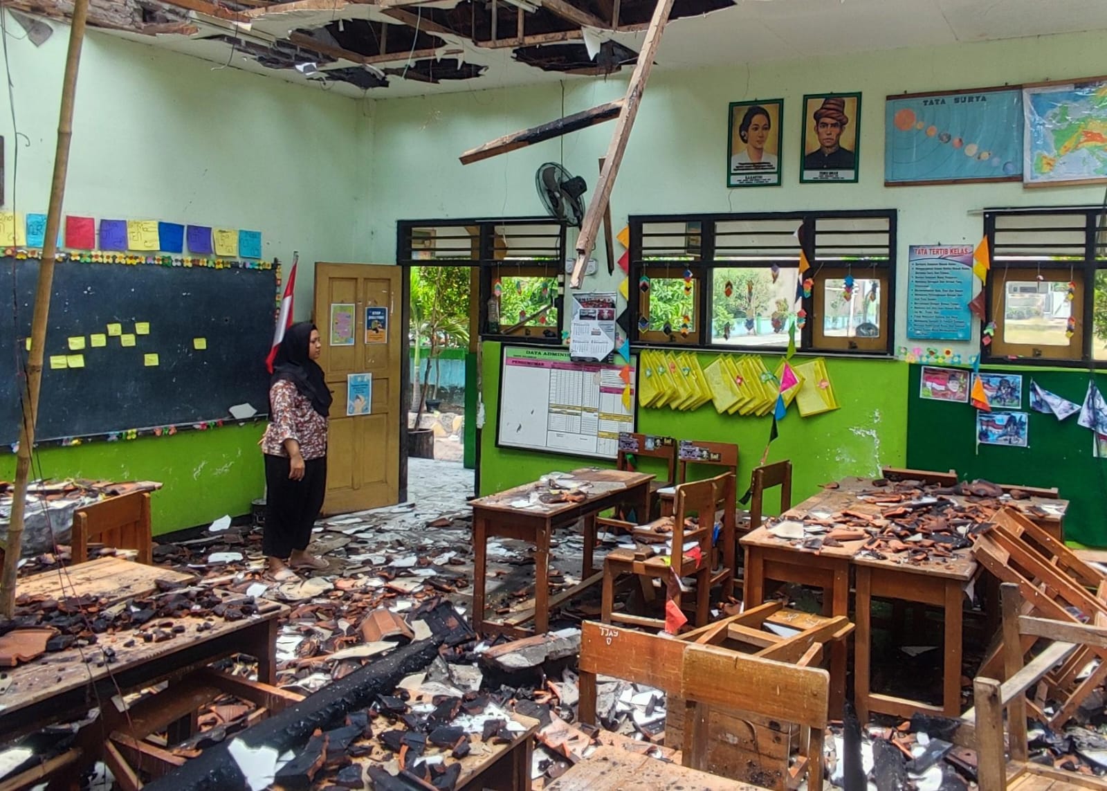 RUSAK: Kondisi kelas SDN Jenggot Krembung terdampak kebakaran, Kamis (16/11) pagi. (DIKY PUTRA SANSIRI/RADAR SIDOARJO)