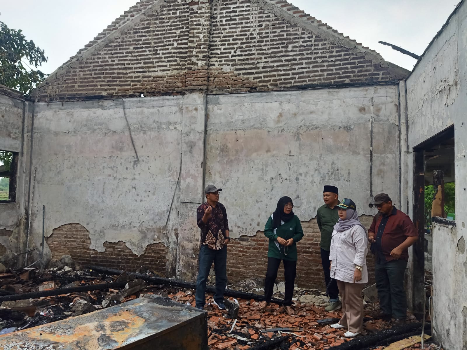 GERAK CEPAT: Komisi D DPRD Sidoarjo saat sidak ke SDN Jenggot Krembung yang terbakar, Kamis (16/11/2023).