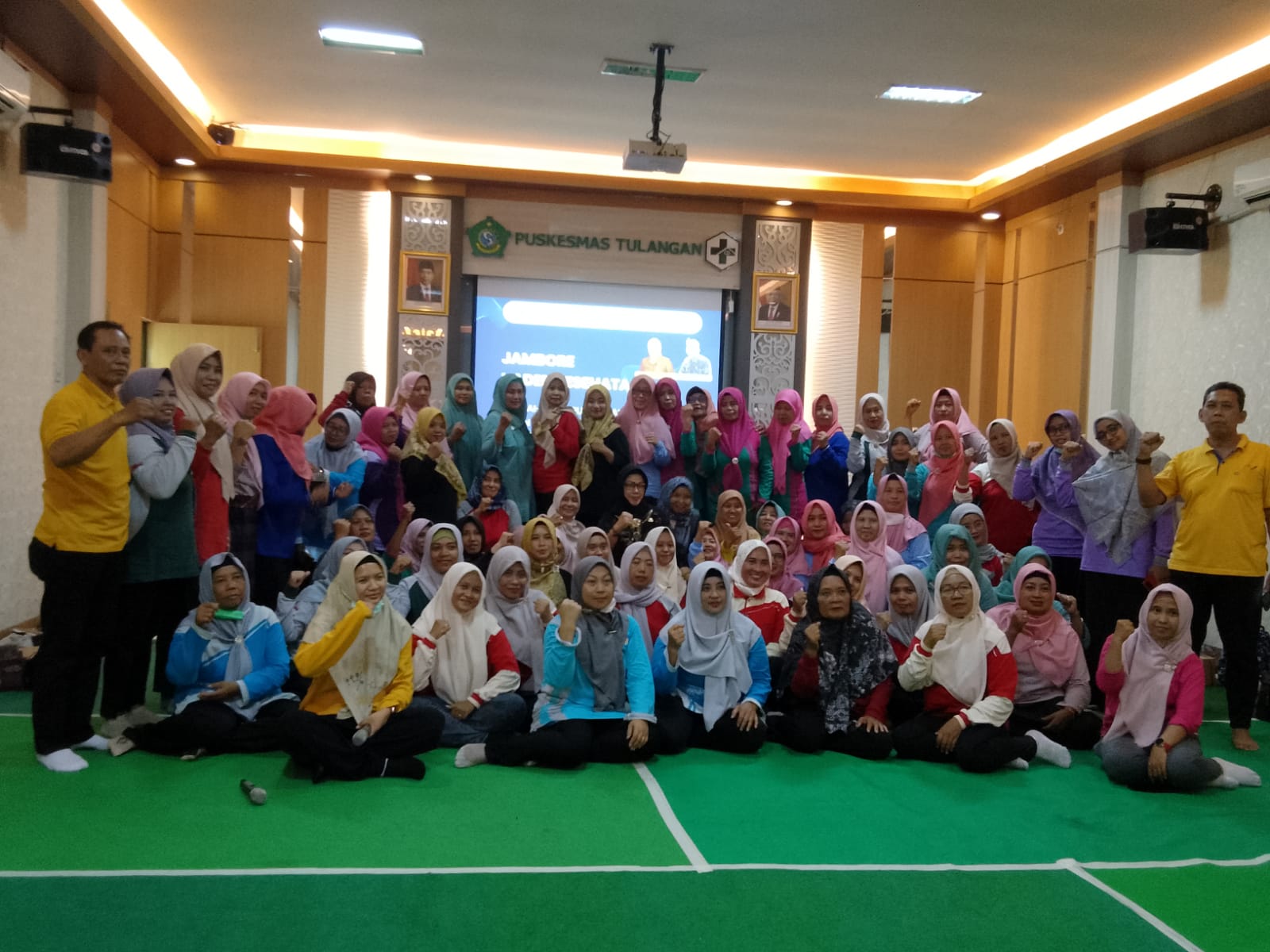 KOMPAK : Kepala Dinkes Sidoarjo Fenny Apridawati berfoto bersama kader kesehatan Tulangan. (DIKY PUTRA SANSIRI/RADAR SIDOARJO)