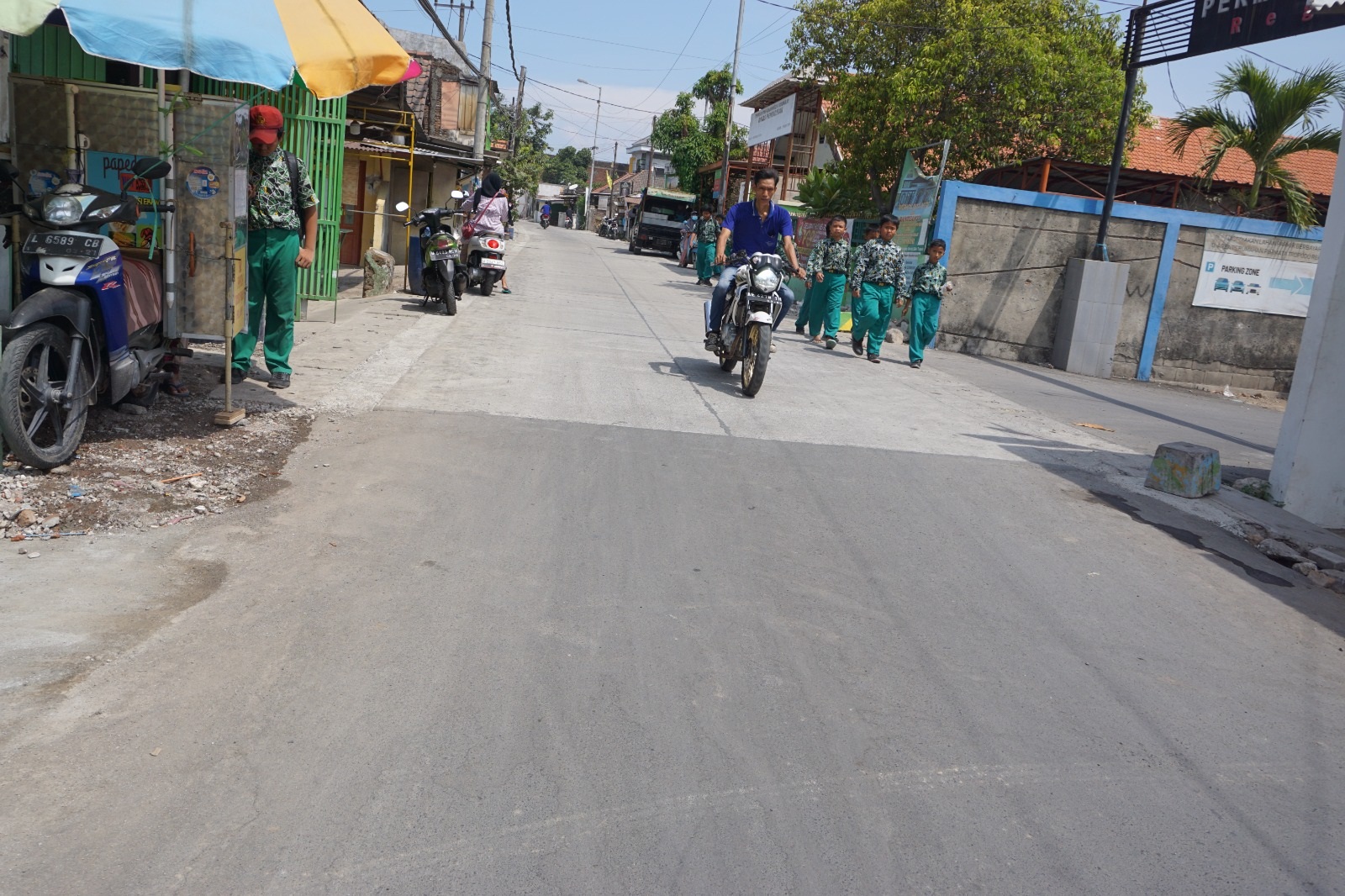 SUDAH MULUS: Proyek betonisasi Tropodo I, Waru sudah  rampung.