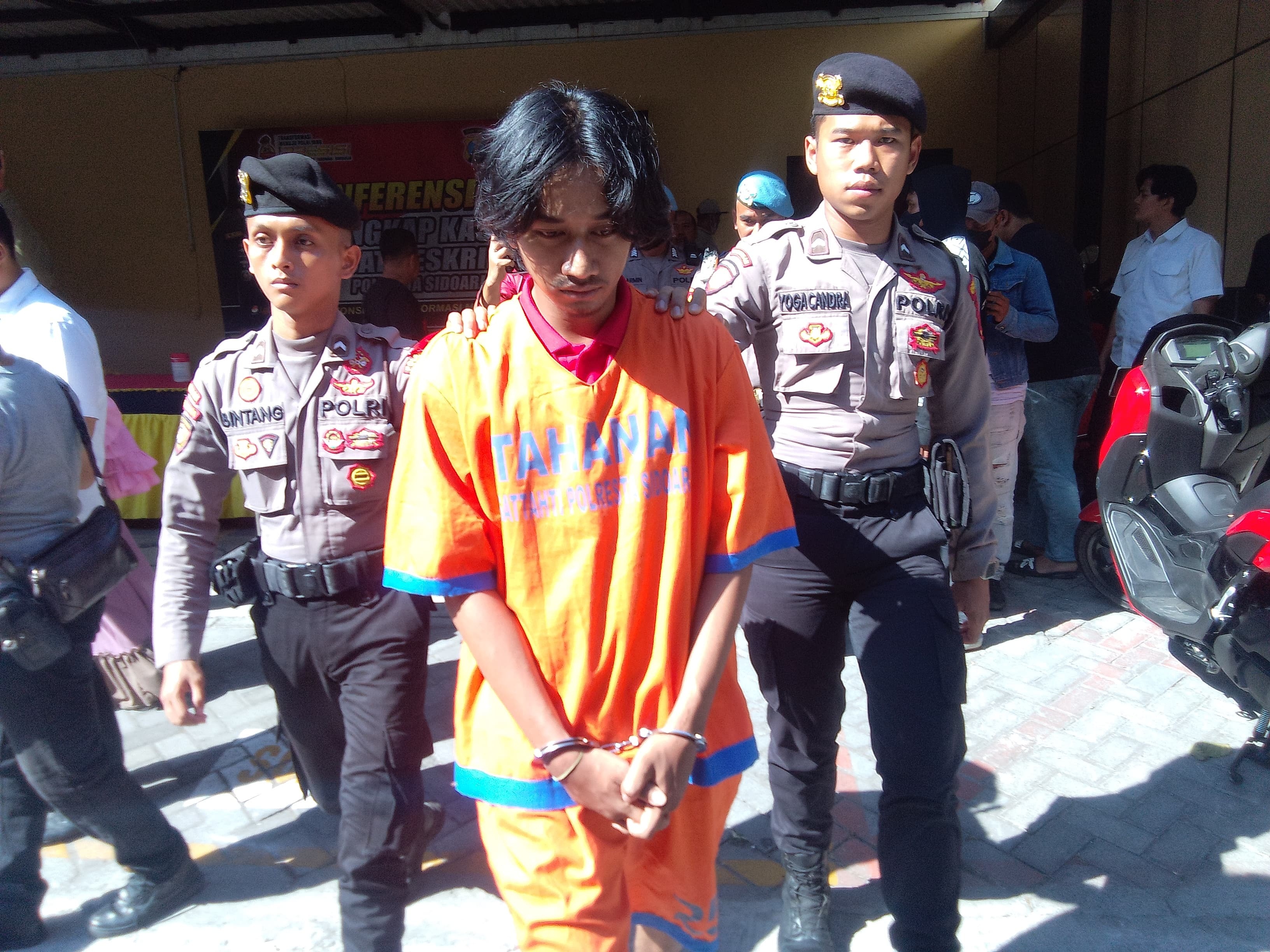 BEJAT: Pelaku pencabulan Azali dirilis di Mako Polresta Sidoarjo. (DIKY PUTRA SANSIRI/RADAR SIDOARJO)