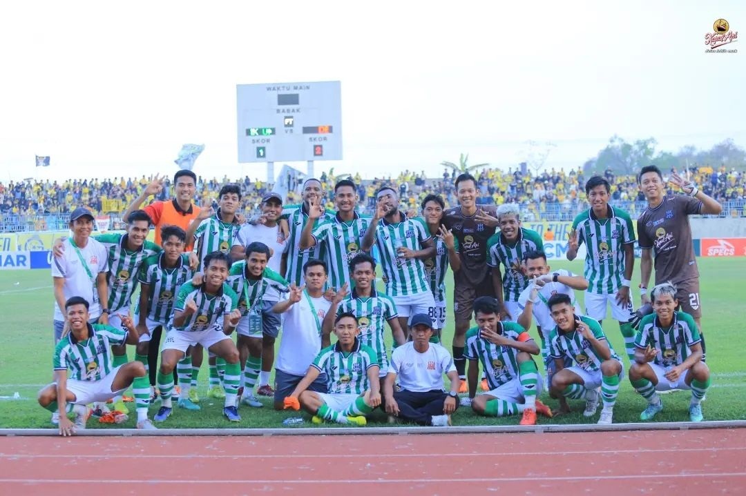 KOMPAK: Pemain Deltras Sidoarjo saat foto bersama usai laga melawan Gresik United. (IST)  &nbsp;