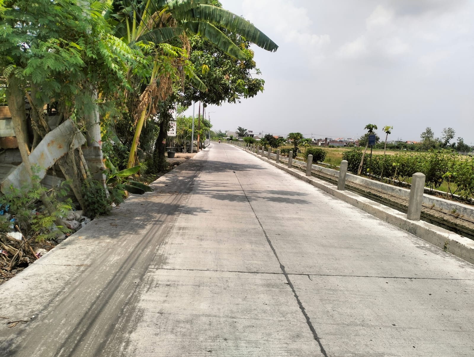BELUM BISA DILEWATI: Betonisasi Jalan Desa Banjarsari-Damarsih sudah hampir rampung.  &nbsp;