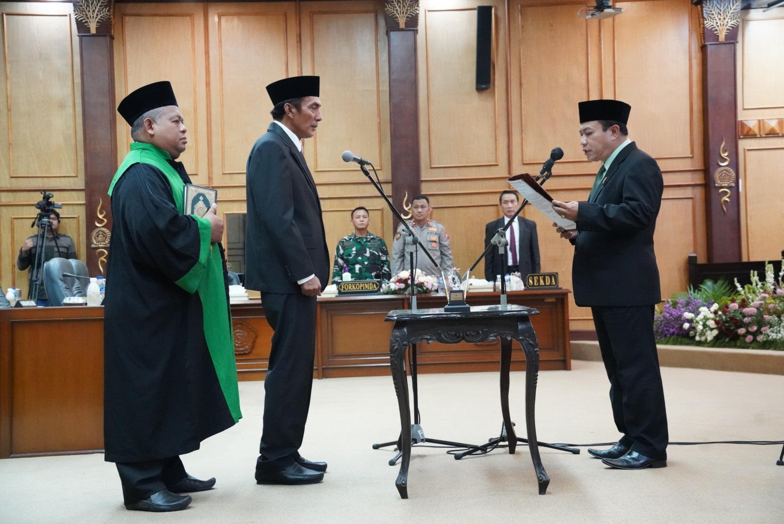 SAH: Rizal Fuadi saat mengucap sumpah dalam pelantikan PAW, Rabu (22/11). (IST)