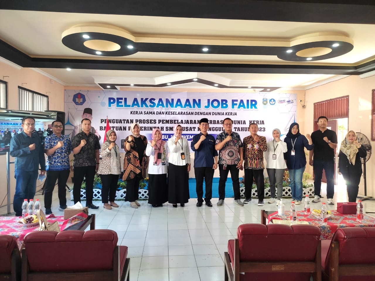 KOMPAK: Kepala Disnaker Kabupaten Sidoarjo Ainun Amalia, Kepala SMKN 1 Sidoarjo Dhanu Lukmantoro dan perwakilan perusahaan pada saat Job Fair.  &nbsp;