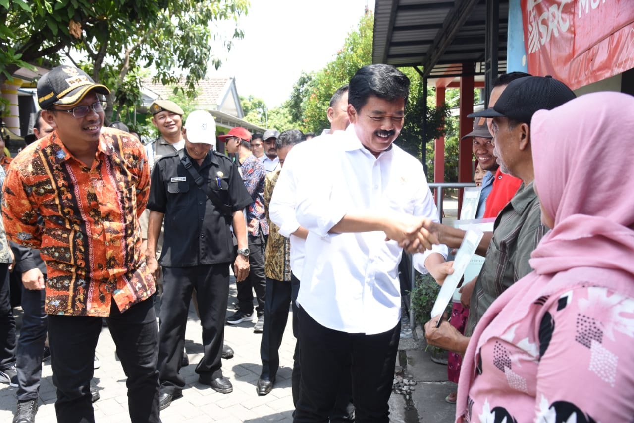 SIMBOLIS: Menteri Agraria dan Tata Ruang/Badan Pertanahan Nasional (ATR/BPN), Marsekal TNI (Purn) Hadi Tjahjanto didampingi Bupati Sidoarjo Ahmad Muhdlor saat menyerahkan sertifikat tanah ke warga.
