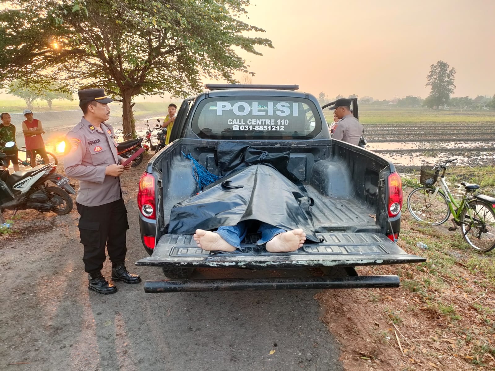 APES: Jenazah korban saat dievakuasi di mobil polisi. (Ist) &nbsp;