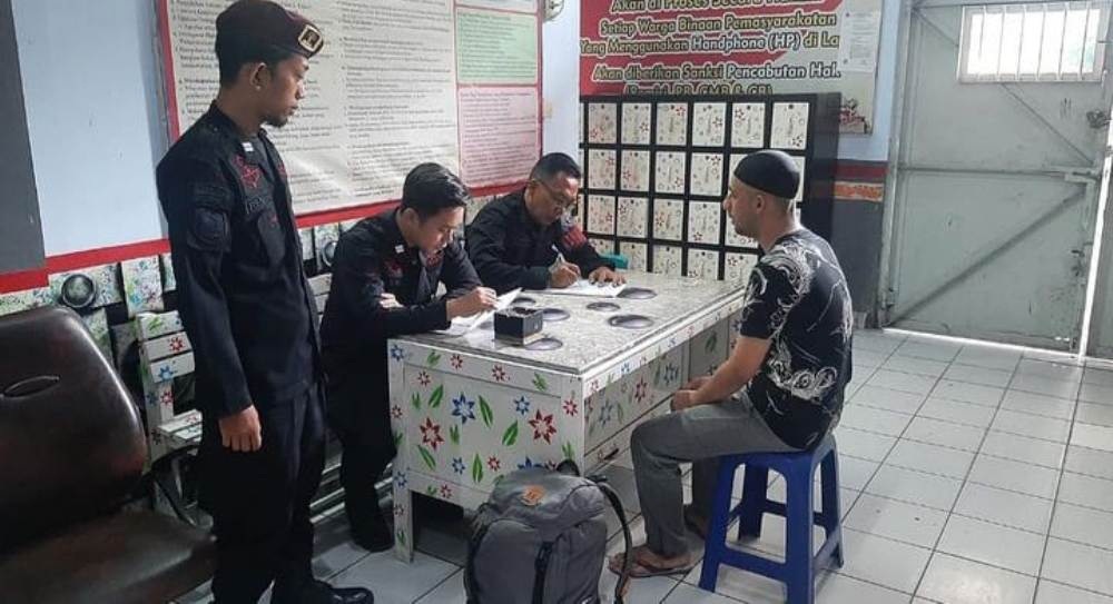 KETAT: Pemeriksaan berkas secara fisik maupun elektronik terhadap narapidana. (IST)