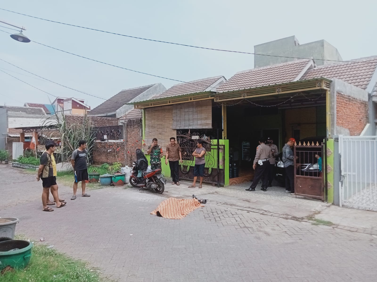 IDENTIFIKASI: Jenazah korban saat akan dievakuasi. (DIKY PUTRA SANSIRI/RADAR SIDOARJO)
