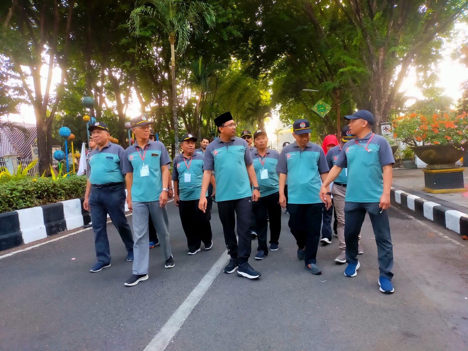 ANTUSIAS: Bupati Sidoarjo Ahmad Muhdlor bersama Kepala Dispendikbud Sidoarjo Tirto Adi (dua dari kanan) dalam kegiatan jalan santai di Alun-alun Sidoarjo. (M SAIFUL ROHMAN/RADAR SIDOARJO)