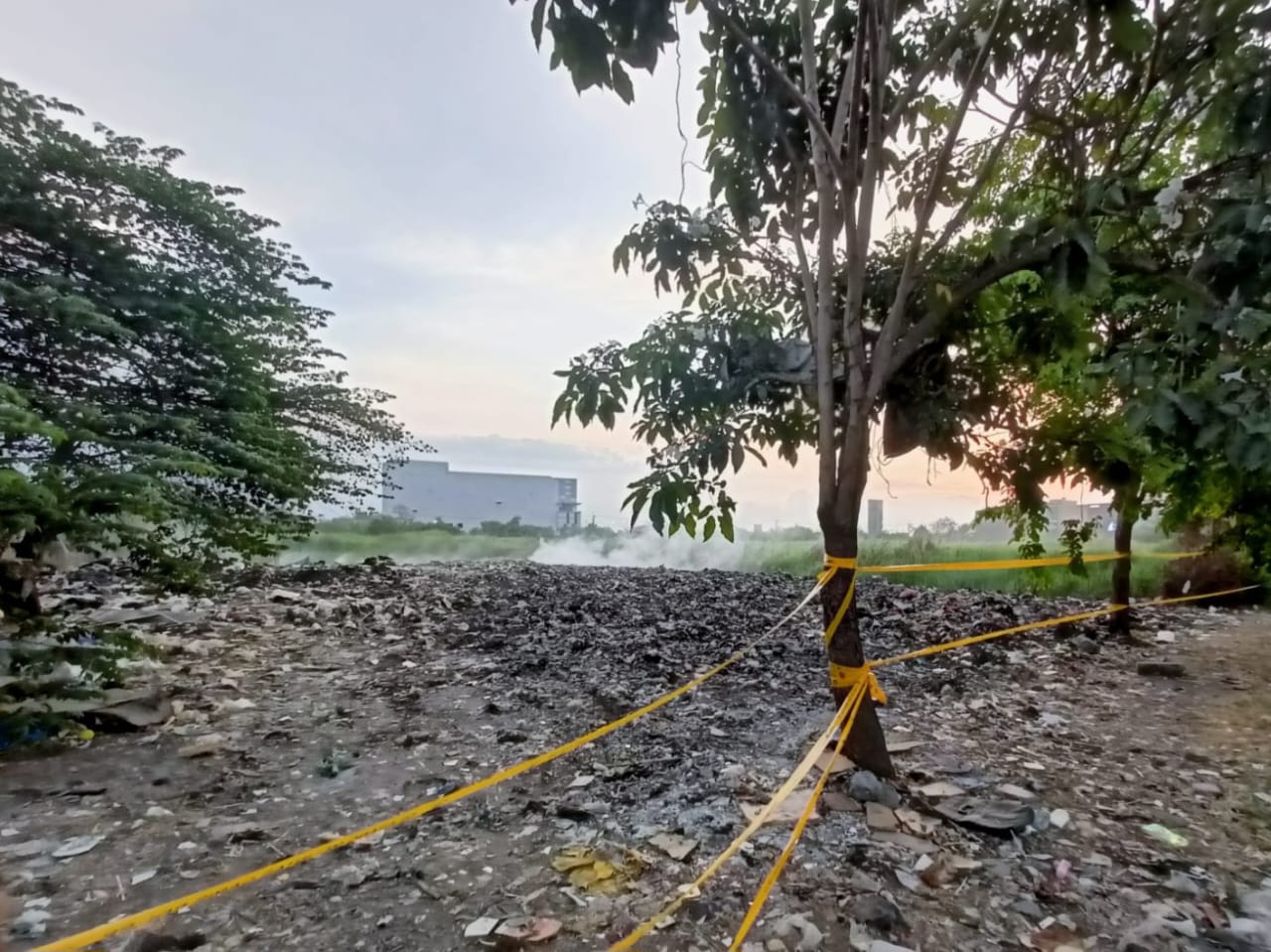 DILARANG: TPS liar di Buduran diberi garis pembatas warna kuning. (M SAIFUL ROHMAN/RADAR SIDOARJO)