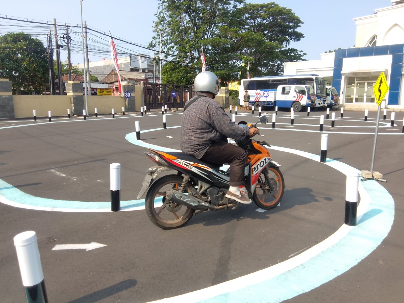 LEBIH MUDAH: Pemohon SIM sedang latihan di lintasan baru Satlantas Polresta Sidoarjo. (DIKY PUTRA SANSIRI/RADAR SIDOARJO)
