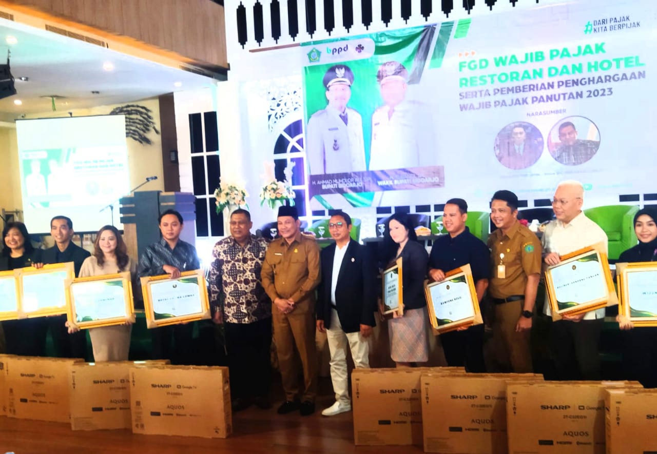 TAAT PAJAK: Wajib pajak hotel dan restoran Sidoarjo yang mendapat penghargaan. (IST)
