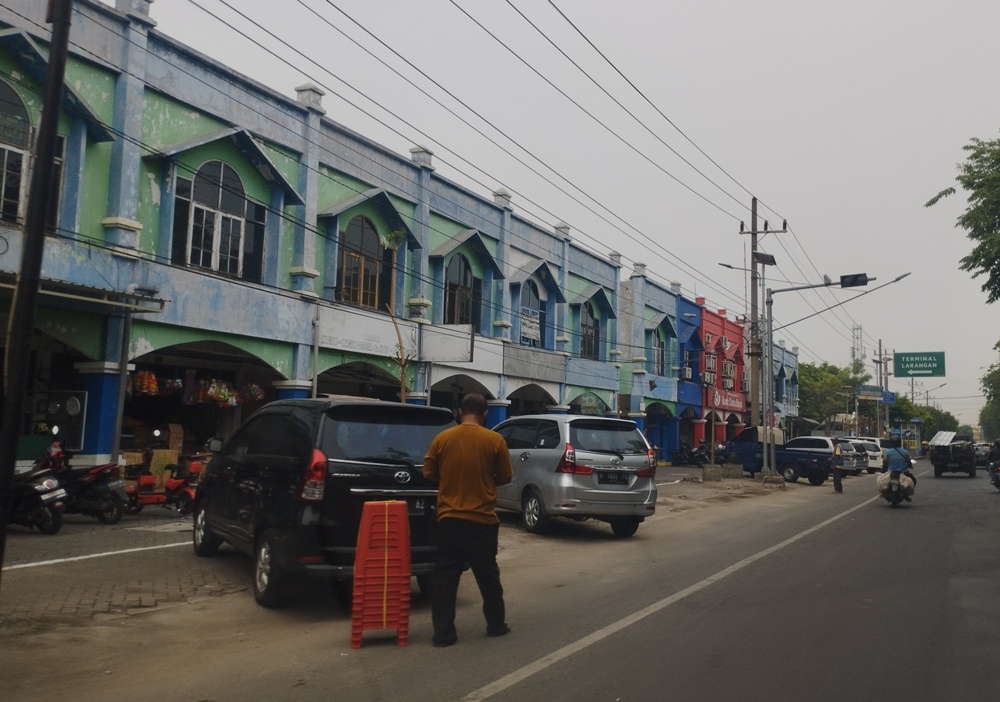 LEBIH RAPI: Penataan parkir di sisi timur Pasar Larangan setelah revitalisasi. (ANNISA FIRDAUSI/RADAR SIDOARJO)
