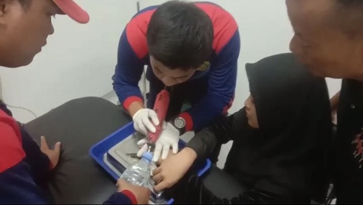 HATI-HATI: Proses pelepasan cincin di Krian. (IST)