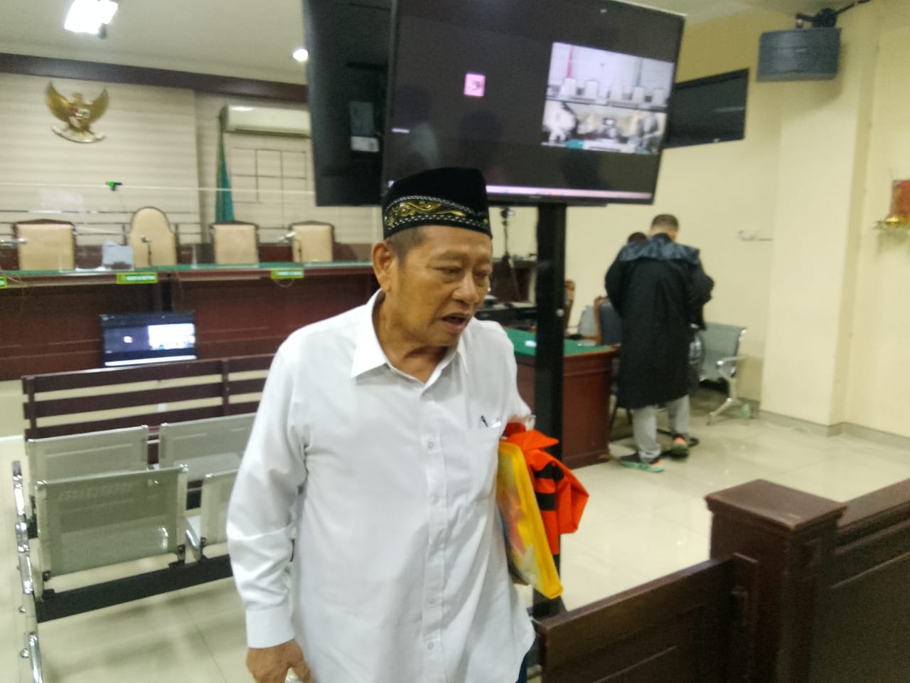 TEGAR: Mantan Bupati Sidoarjo Saiful Ilah usai jalani sidang. (DIKY PUTRA SANSIRI/RADAR SIDOARJO)