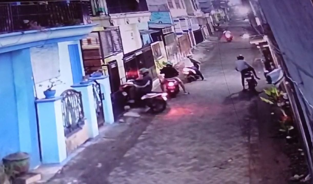TEREKAM: Terduga pelaku curanmor saat menjalankan aksinya. (DIKY PUTRA SANSIRI/RADAR SIDOARJO)