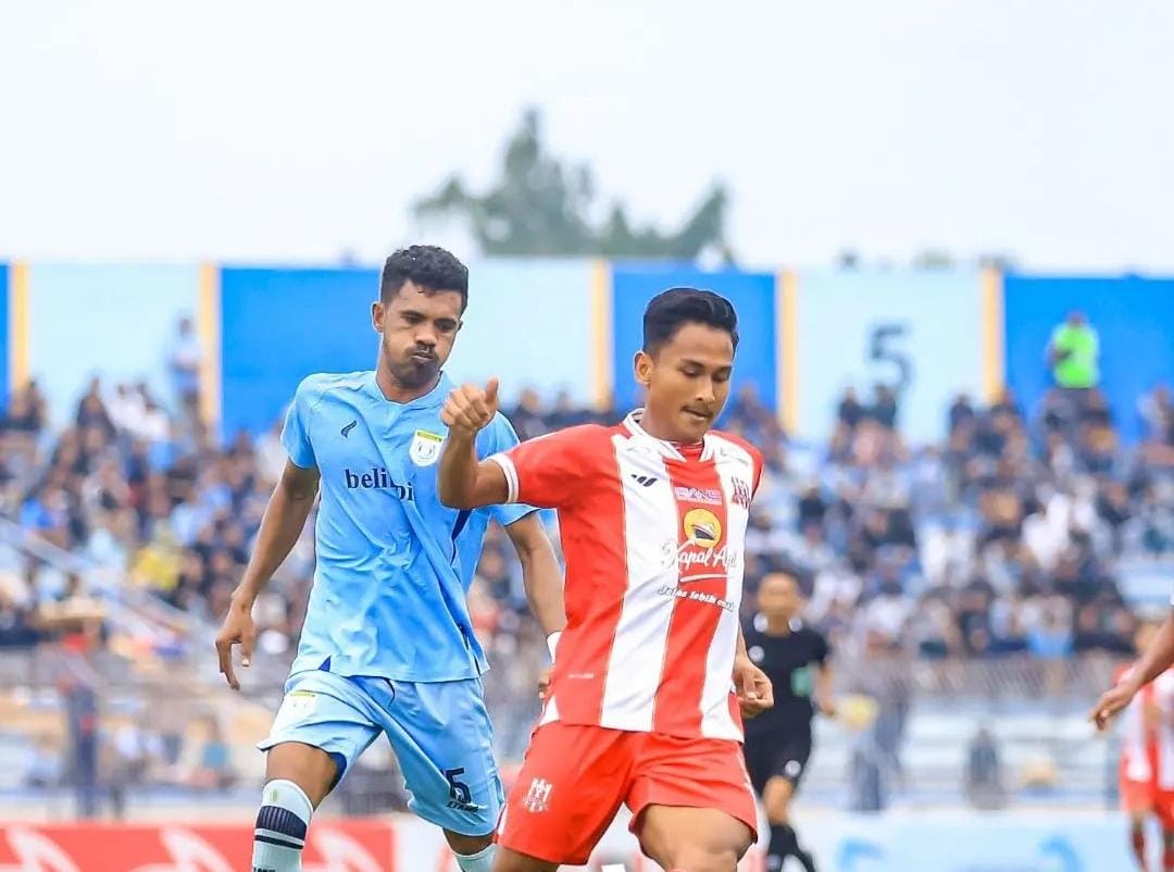 TUMBANG: Pemain Persela Januar Eka Ramadhan dijaga ketat Pemain Persela Alfin Tuasalamony. (IST)
