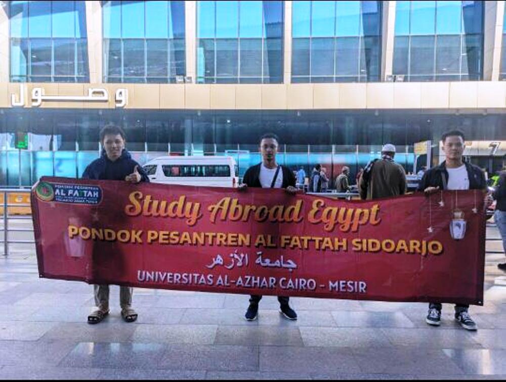 STUDY: Para tiga Santri Muhammad Zaini Taqwah, Alik Saputra dan Wirakusuma  tiga santri Pondok Pesantren Al Fattah Sidoarjo saat pemberangkantan ke Universitas Al-Azhar Kairo.