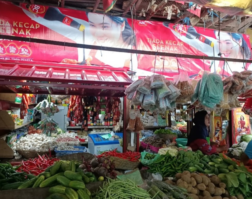 MULAI TURUN: Cabai merah yang dijual di Pasar Larangan, Sidoarjo. (IST)