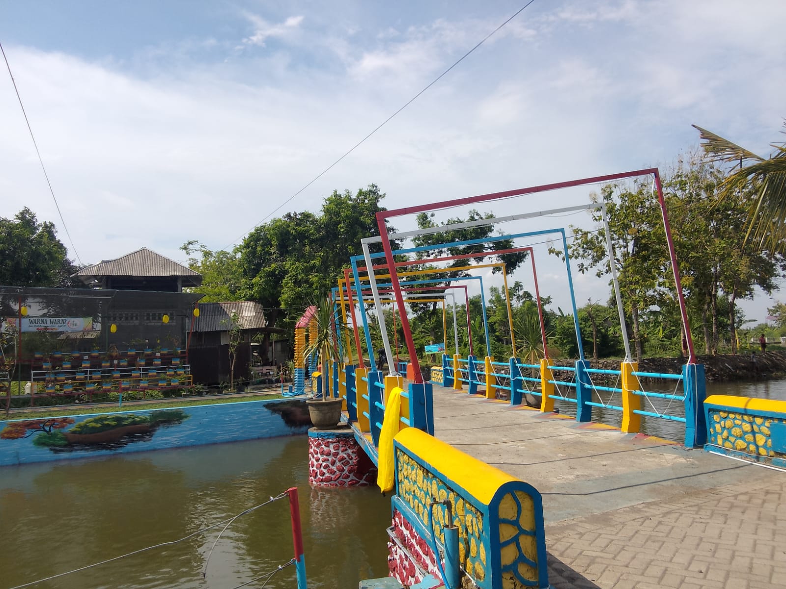BERSIH: Ornamen warna-warni di DAM Kalisampurno banyak digunakan untuk spot foto. (DIKY PUTRA SANSIRI/RADAR SIDOARJO)