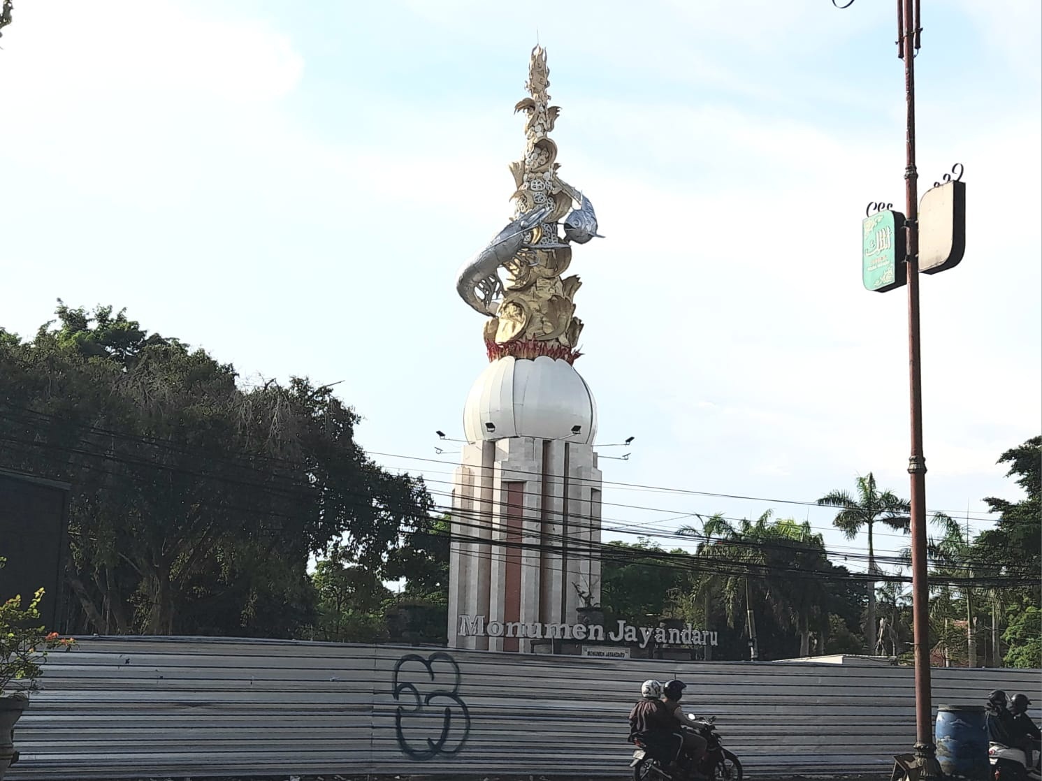 KABEL DITATA: Alun-alun Sidoarjo sedang dalam tahap revitalisasi. (M SAIFUL ROHMAN/RADAR SIDOARJO)