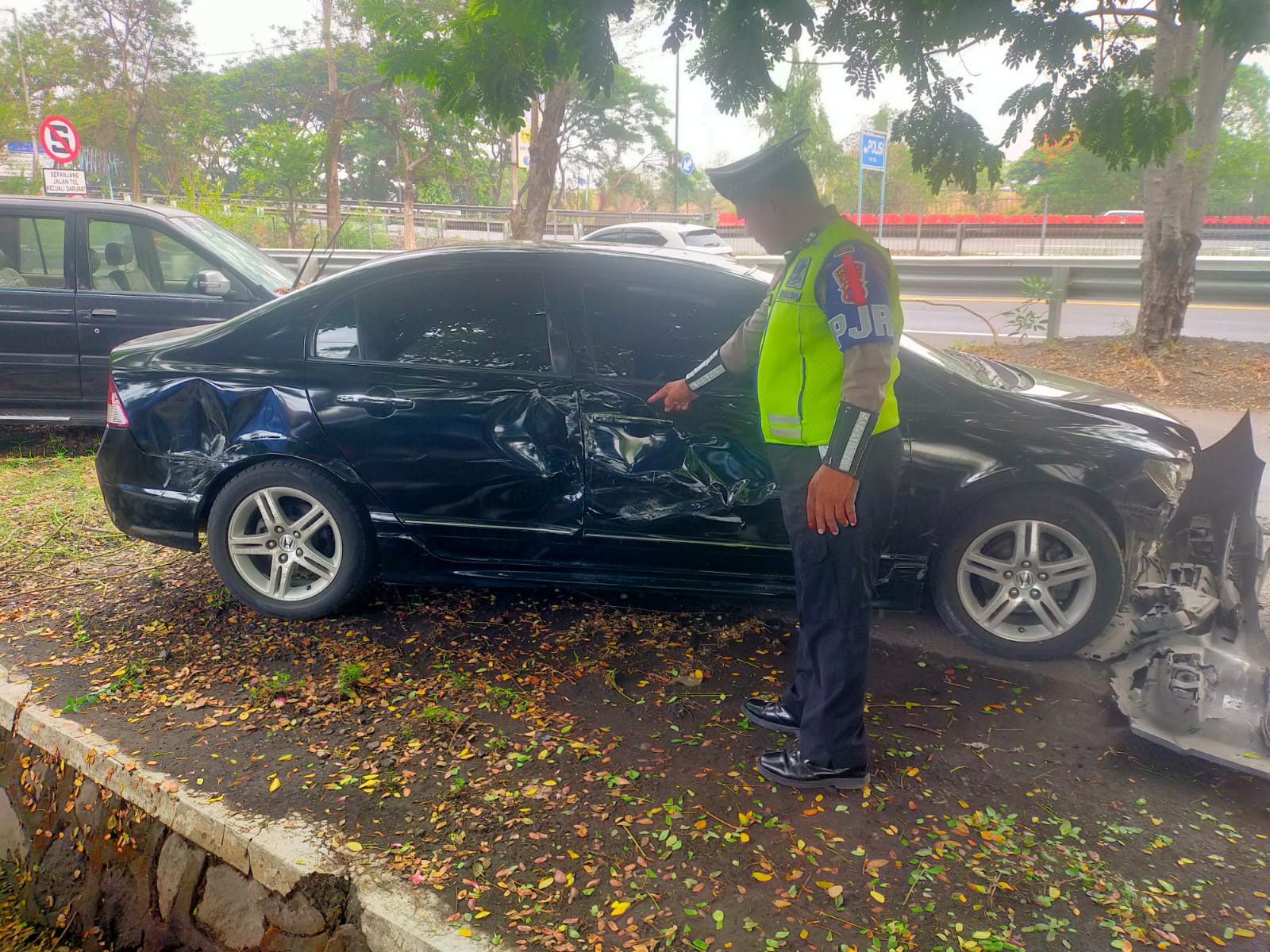 APES: Kondis Honda Civic usai terlibat laka di Tol Sidoarjo, Minggu (3/11) pagi. (IST)