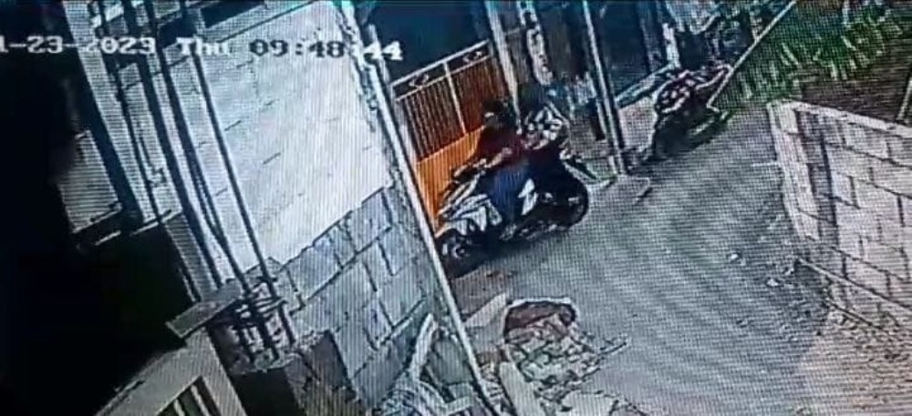 TEREKAM: Diduga Masriah kembali ke rumah dibonceng anaknya, Kamis (23/11). (DIKY PUTRA SANSIRI/RADAR SIDOARJO)