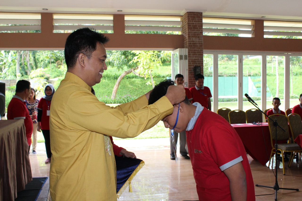 BERPRESTASI: Direktur Utama Perumda Delta Tirta Dwi Hary Soeryadi mengalungkan tanda peserta pelatihan kepada salah satu karyawannya.