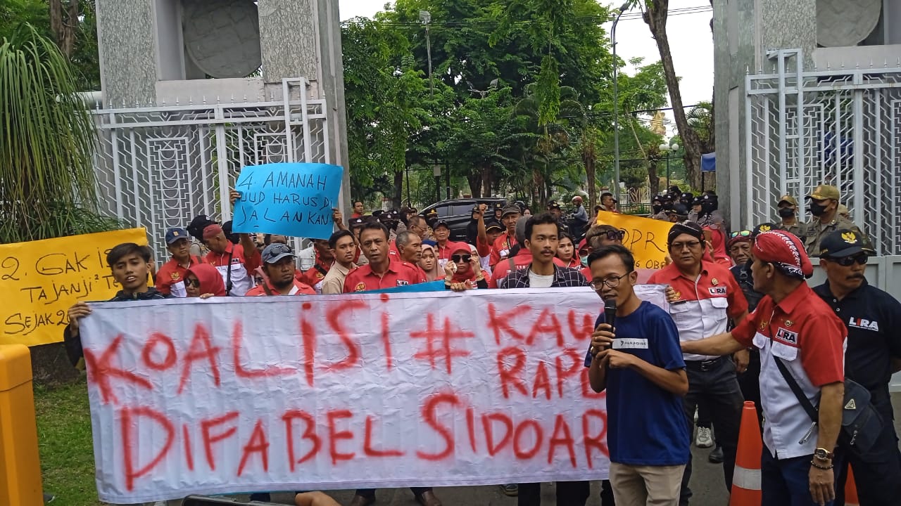 TUNTUTAN: Sejumlah kaum difabel bersama organisasi LSM LIRA lakukan aksi unjuk rasa. (M SAIFUL ROHMAN/RADAR SIDOARJO)