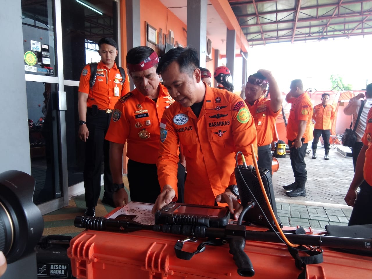 TELITI: Kepala Basarnas Marsekal Madya TNI Kusworo (dua dari kiri) mengecek kondisi peralatan. (DIKY PUTRA SANSIRI/RADAR SIDOARJO)