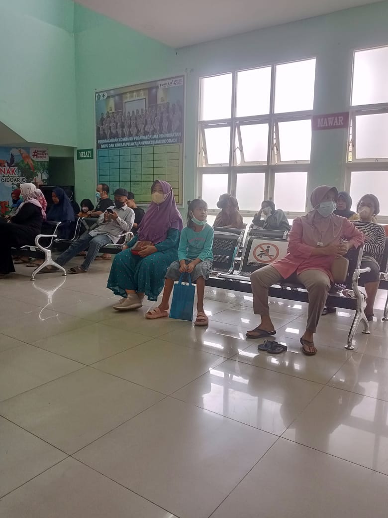 TERUS DITINGKATKAN: Pelayanan di salah satu puskesmas di Sidoarjo. (ANNISA FIRDAUSI/RADAR SIDOARJO)