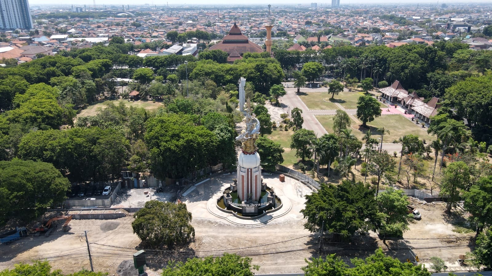 TAHAP PENGERJAAN: Kondisi Alun-alun Sidoarjo yang sedang direvitalisasi. (Ist)