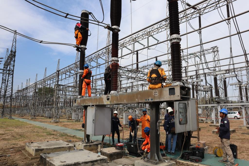 OPTIMAL: Tim PLN UIT JBM saat melakukan pembaruan material pada GITET 500 kV Krian sebagai upaya pelayanan optimal ke pelanggan. (Ist)