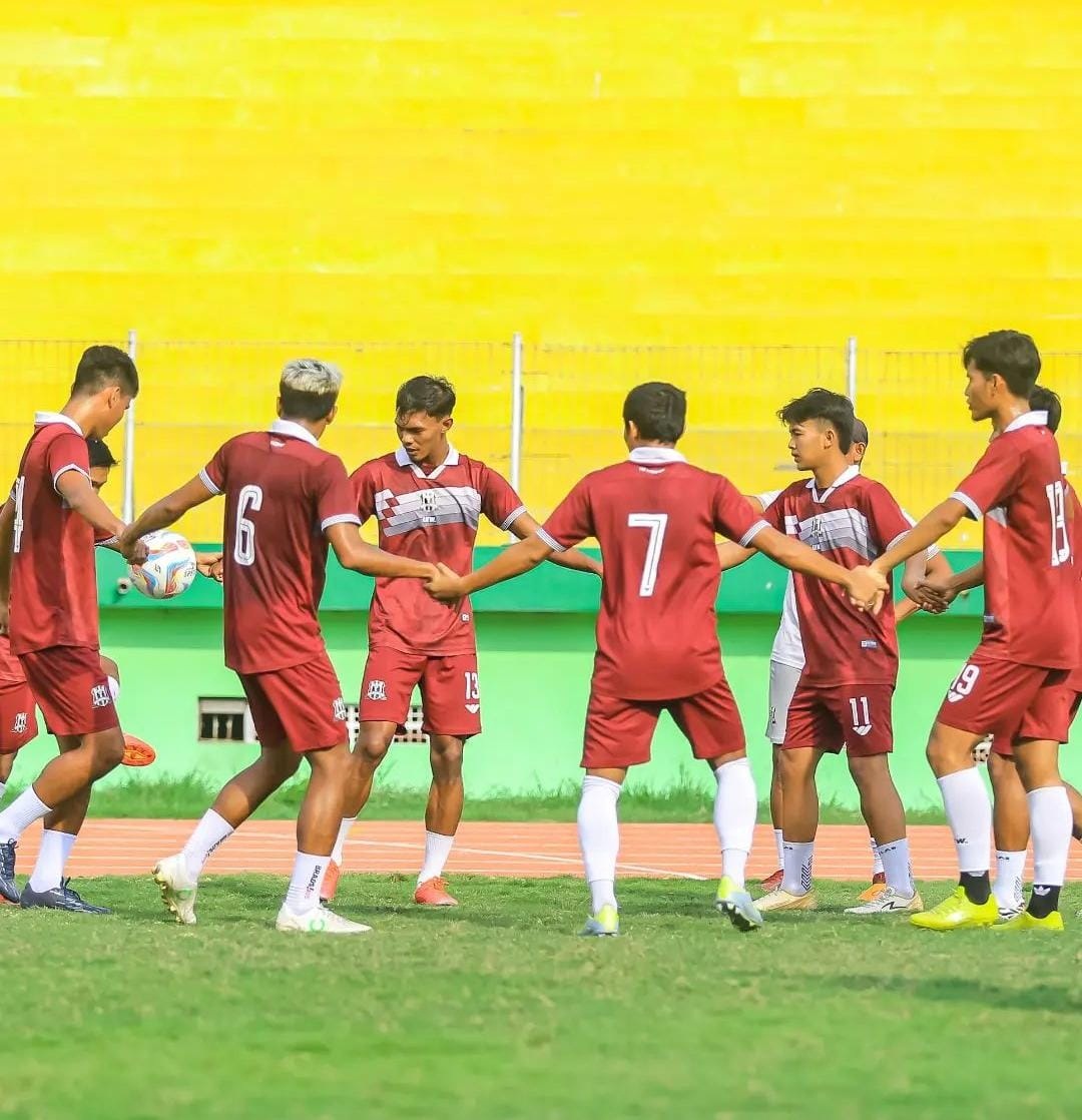 KOMPAK: Para pemain Deltras Sidoarjo saat latihan di Stadion Gelora Delta. (IST)