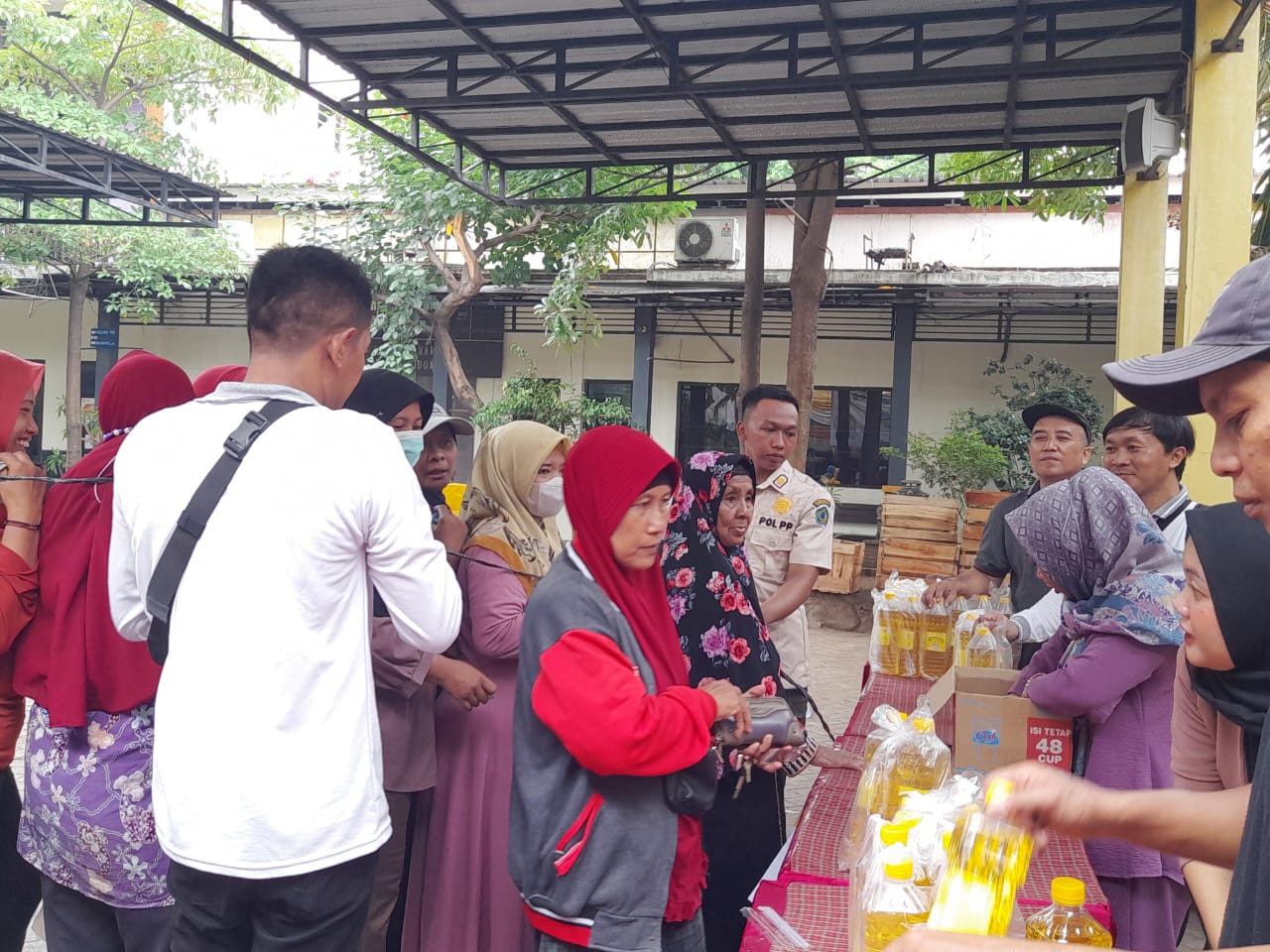 TERJANGKAU: Warga rela antre untuk mendapatkan sembako murah. (M SAIFUL ROHMAN/RADAR SIDOARJO)