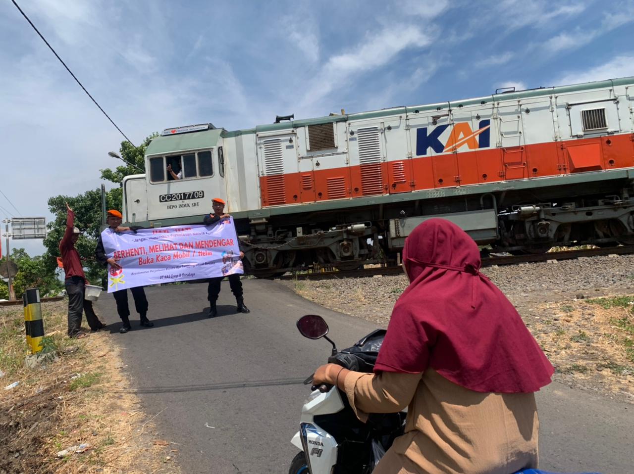 SOSIALISASI : PT KAI Daop memberikan imbauan di perlintasan sebidang tak berpalang di Sepanjang. (Ist)