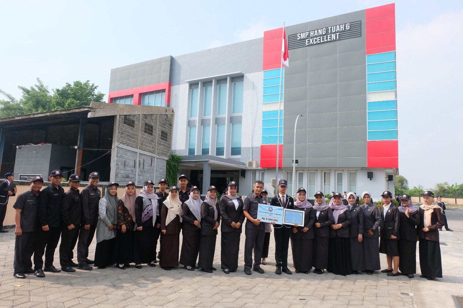 KOMPAK: Foto bersama Kapeng Yayasan Hang Tuah Cabang Surabaya, pengurus inti, kasatdik, wakasatdik, Guru dan Karyawan SMP Hang Tuah 6 Excellent. (IST)