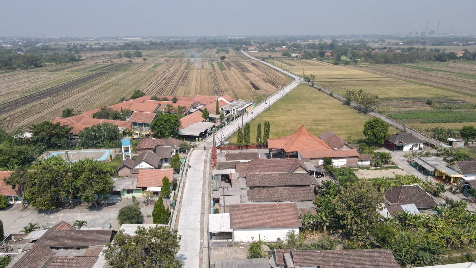 TUNTAS TEPAT WAKTU: Betonisasi Jalan Tarik-Mliriprowo sudah selesai dikerjakan. (Ist)  &nbsp;