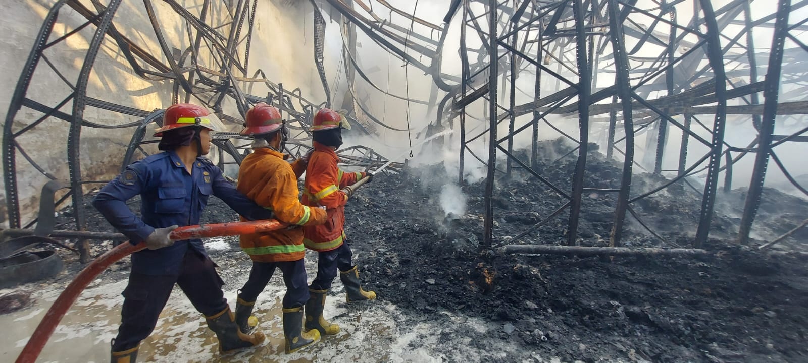LUDES: Kondisi gudang PT Lazada di Kecamatan Taman setelah terbakar. (DIKY PUTRA SANSIRI/RADAR SIDOARJO)
