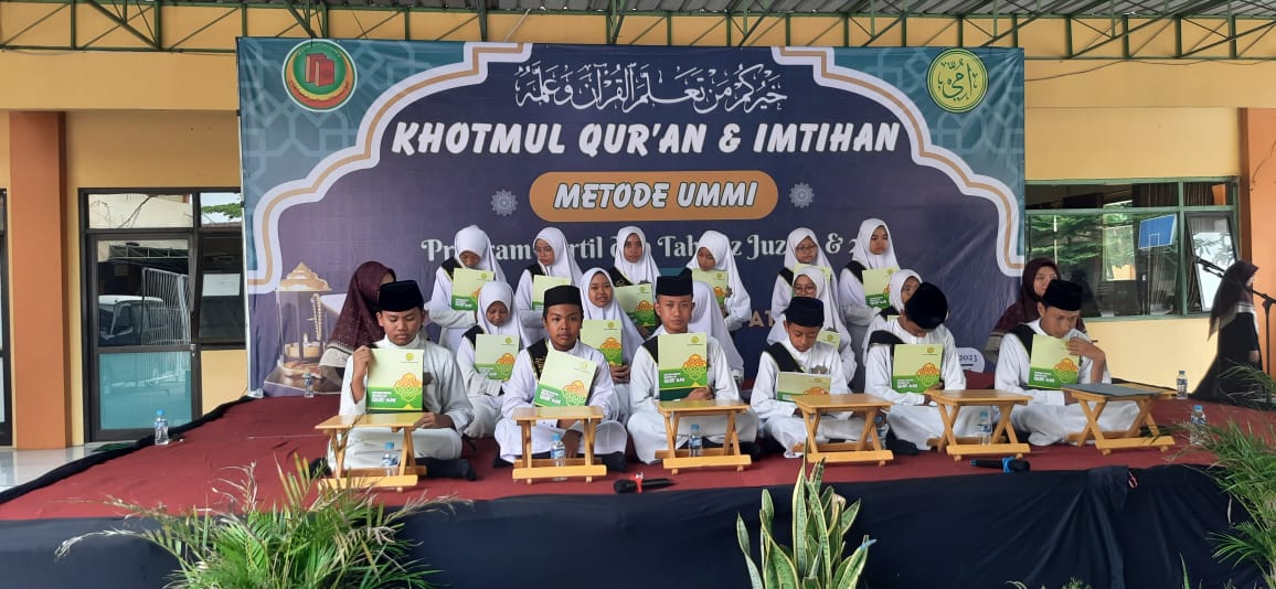 KHIDMAT: Pondok pesantren Al Fattah saat melaksanakan kegiatan khotmul Alquran dan Imtihan di halaman sekolah. (ANAS/RADAR SIDOARJO)