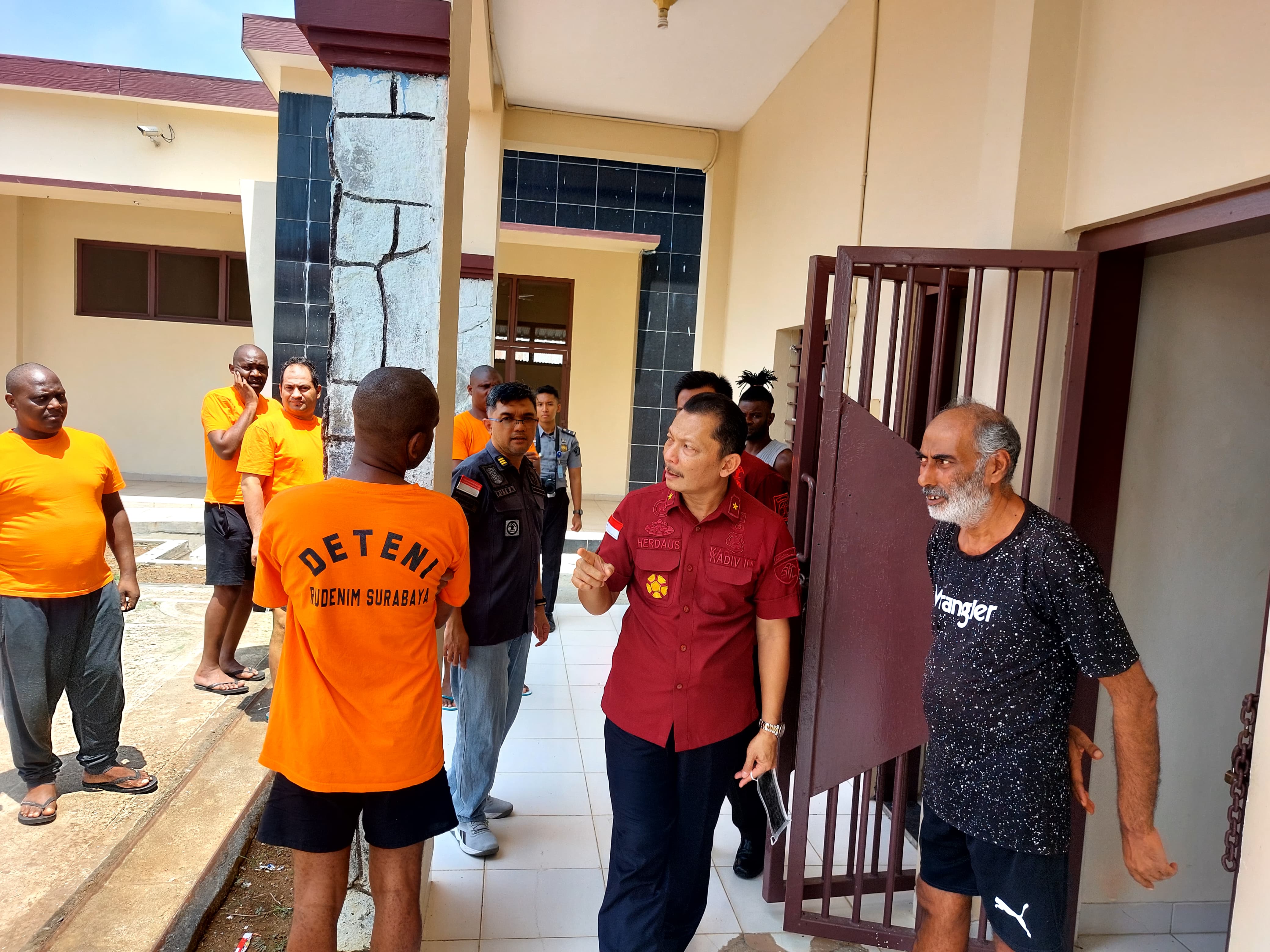SIDAK : Kadiv Keimigrasian Kanwil Kemenkumham Jatim Herdaus menyelidiki kasus pengerusakan. (Ist)