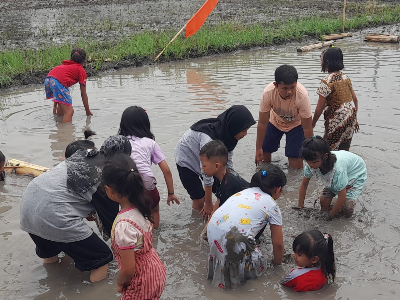 SERU: Anak-anak saat bermain di pinggir sawah. (M SAIFUL ROHMAN/RADAR SIDOARJO)  &nbsp;