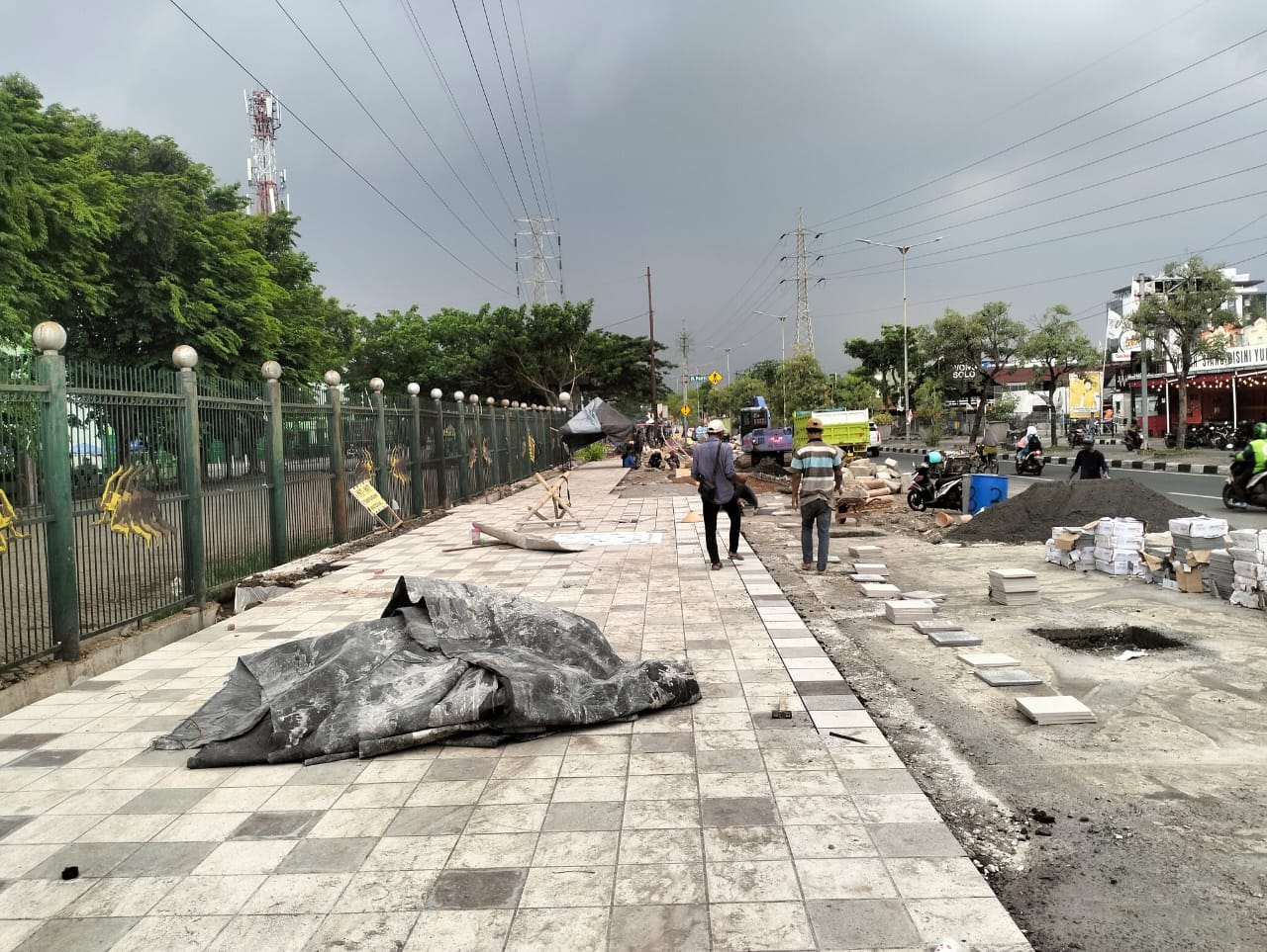 LEBIH BERSIH: Kondisi trotoar depan GOR Sidoarjo yang saat ini dikebut pengerjaannya. (Ist)