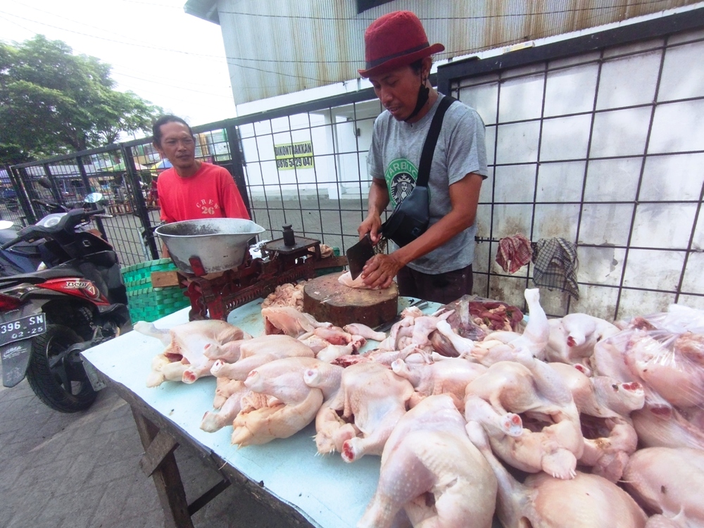 AKAN NAIK: Daging ayam menjadi salah satu komoditas yang harganya naik saat hari besar. (ANNISA FIRDAUSI/RADAR SIDOARJO)